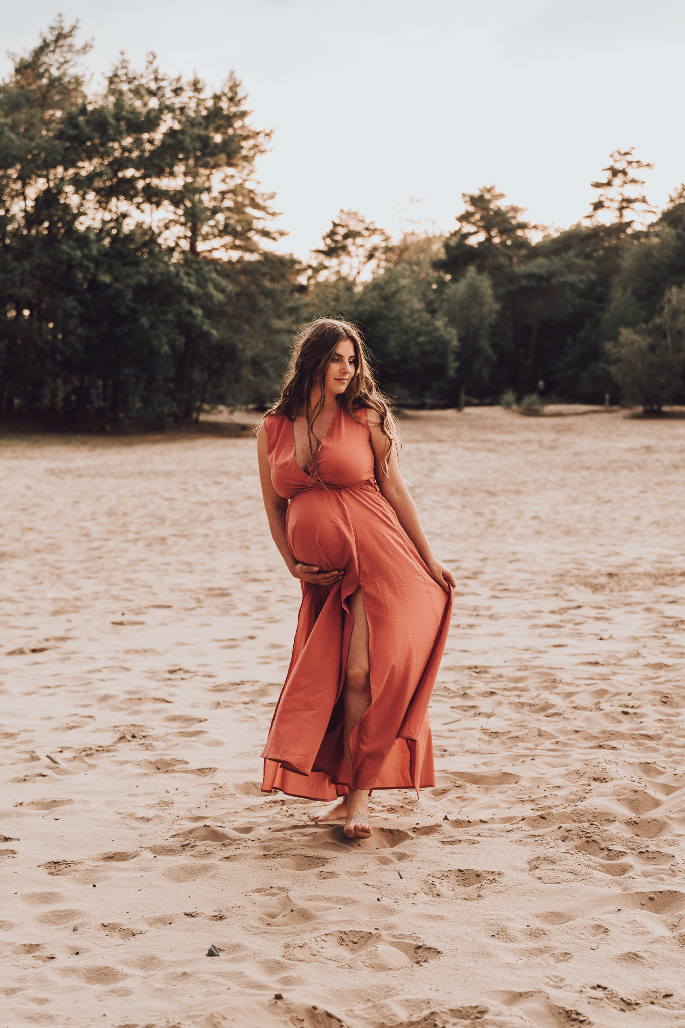 Foto van een zwangere vrouw tijdens een zwangerschapsfotoshoot door flow photography