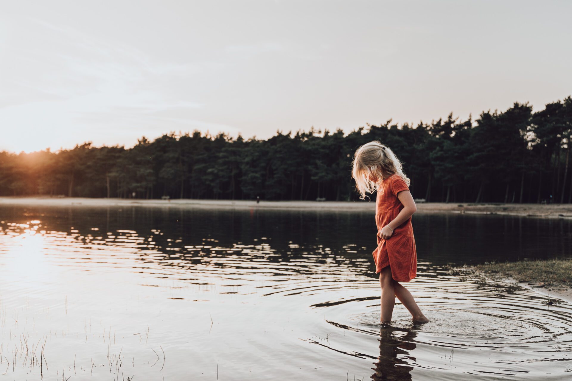 Foto van meisje in het water door flow photography