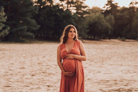 Portfolio foto van een zwangere vrouw gemaakt door flow photography tijdens een zwangerschapsfotoshoot