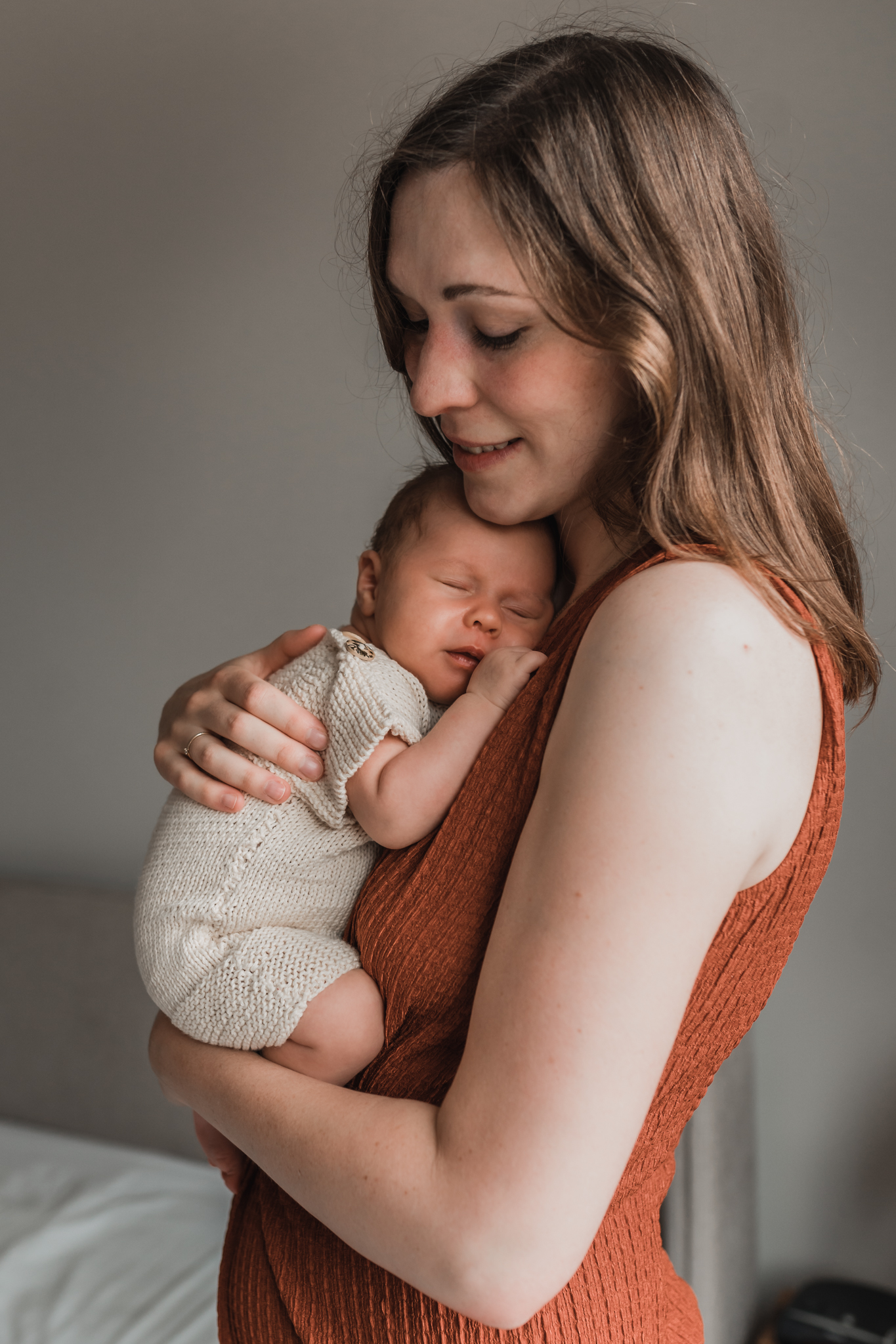 Pasgeboren baby tijdens newbornshoot Nijmegen